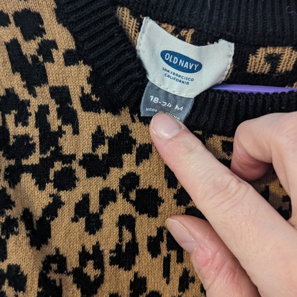 ✨3/$15 2T Old Navy Leopard Print Sweater - Picture 2 of 2
